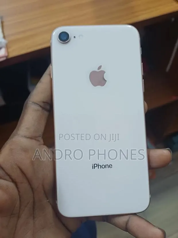 Apple iPhone 8 64 GB Gold · Photo 1