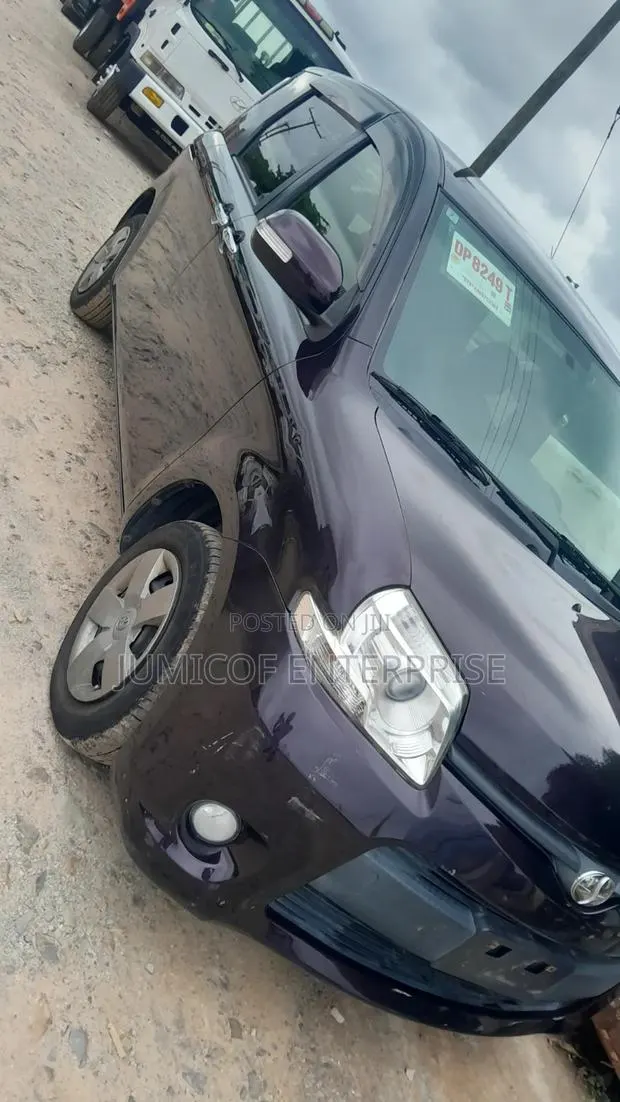 Toyota Sienta 2012 · Photo 1