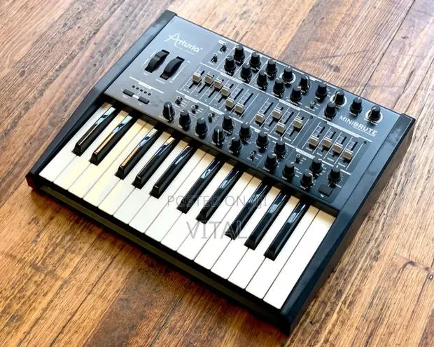 Arturia Minibrute Synthesizer · Photo 1