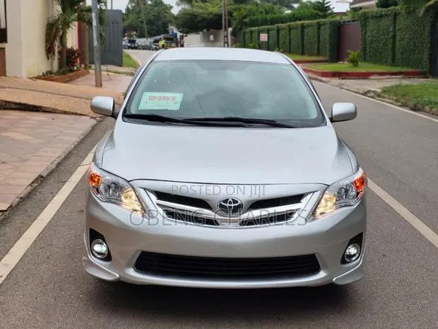 Toyota Corolla L 4dr Sedan (1.8L 4cyl 5M) 2013 Silver · Photo 1
