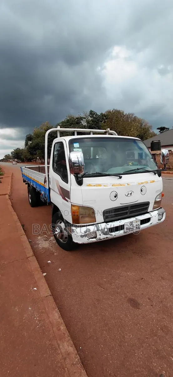 Hyundai 2022 White · Photo 1