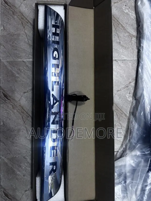 Toyota Highlander 2008-2013 Truck Tailgate Molding Led Type · Photo 3