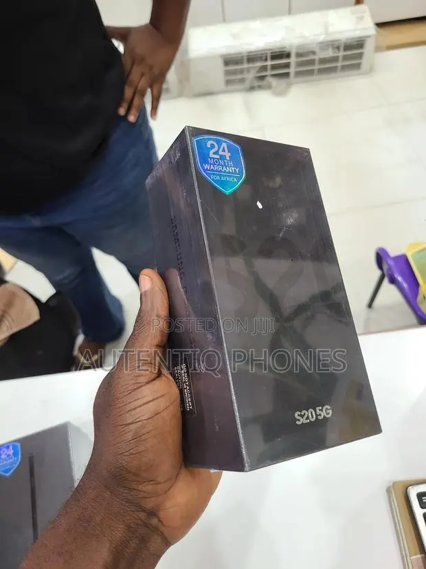 New Samsung Galaxy S20 128 GB Black · Photo 1