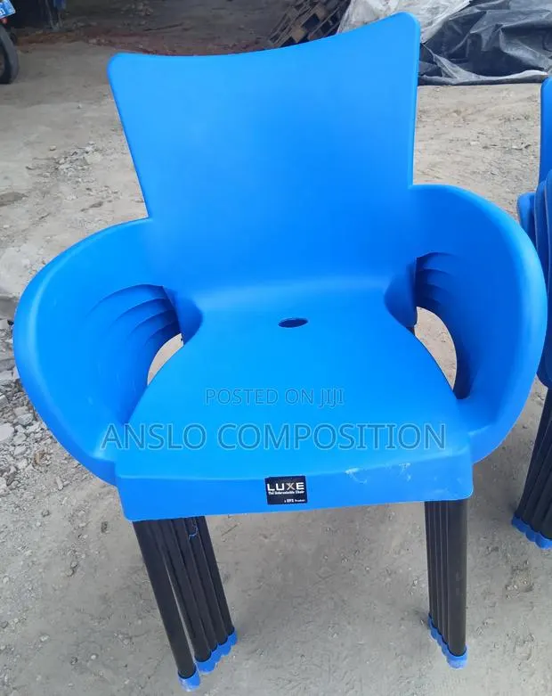 Occasional Plastic Chair · Photo 1
