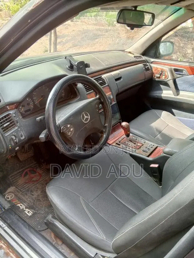 Mercedes-Benz E320 2002 · Photo 1