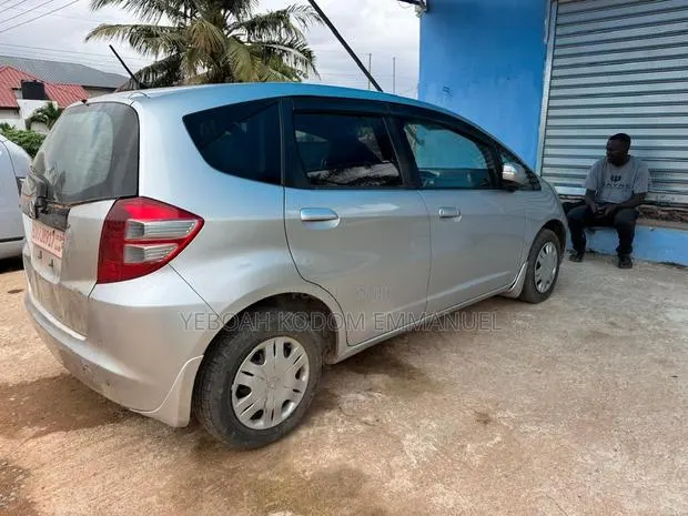 Honda Fit 2010 Silver · Photo 1