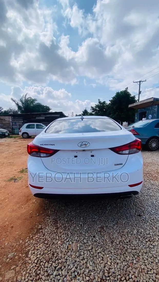 Hyundai Elantra 2015 White · Photo 1