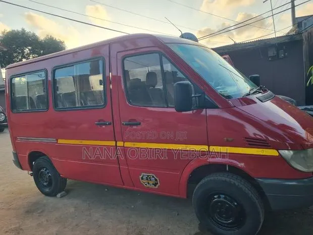 Mercedes-Benz Sprinter 2025 Red · Photo 1