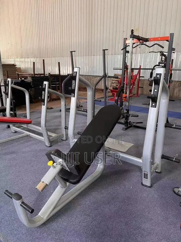 Inclined Bench Press · Photo 1