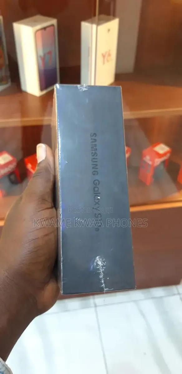New Samsung Galaxy S10e 128 GB Black · Photo 1