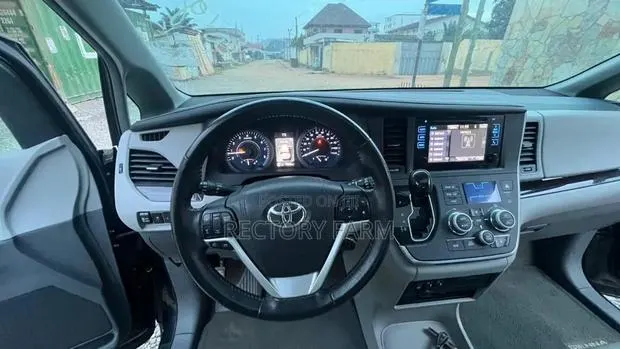 Toyota Sienna 2018 Black · Photo 1