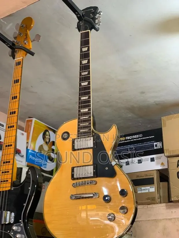 Givson Lead Guitar/ Electric Guitar and Bag · Photo 1