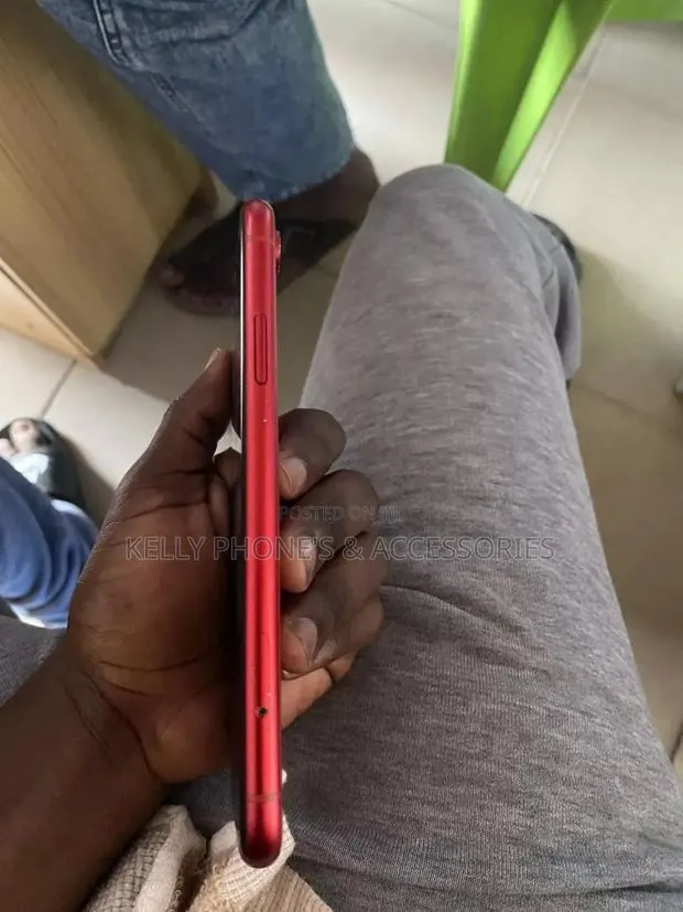 Apple iPhone XR 128 GB Red · Photo 1