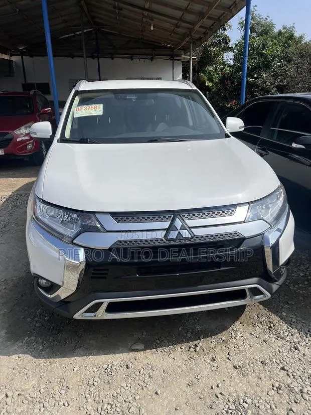 Mitsubishi Outlander 2020 White · Photo 1