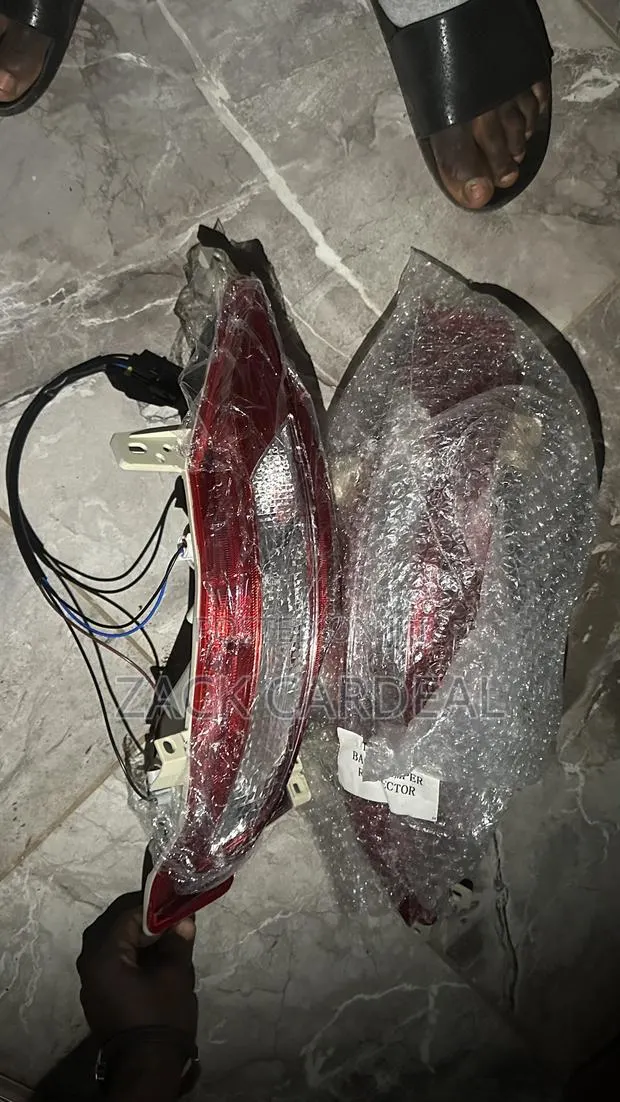 Hyndai Tucson 2023 Back Bumper Reflector · Photo 1