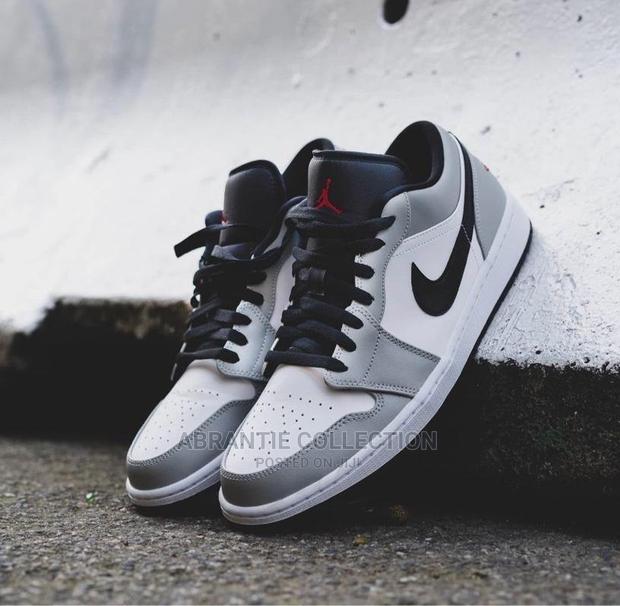 Air Jordan 1 Low Light Smoke Gray · Photo 3