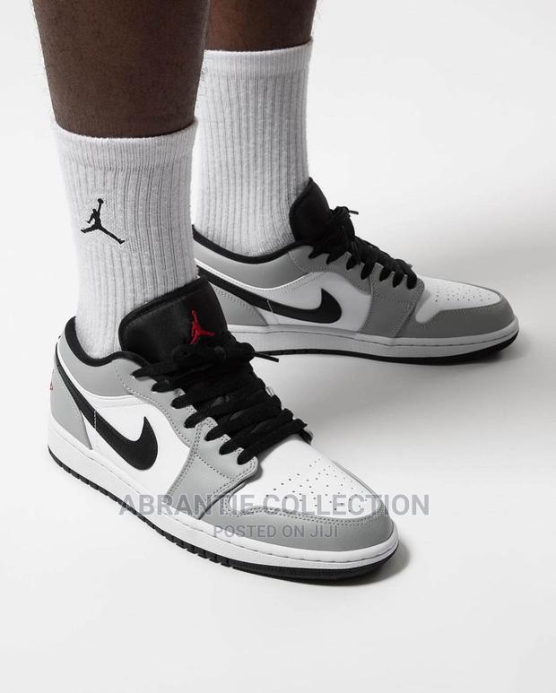 Air Jordan 1 Low Light Smoke Gray · Photo 2