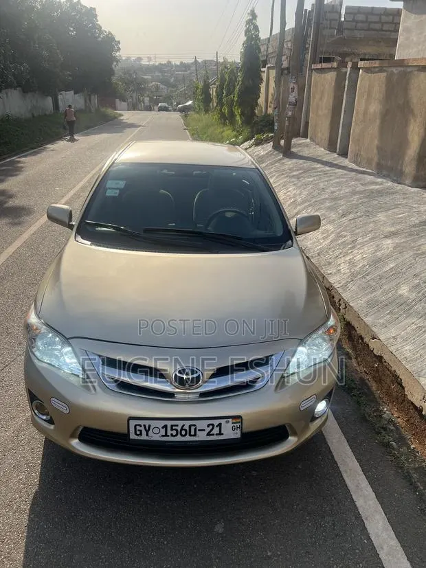 Toyota Corolla 2013 Gold · Photo 1