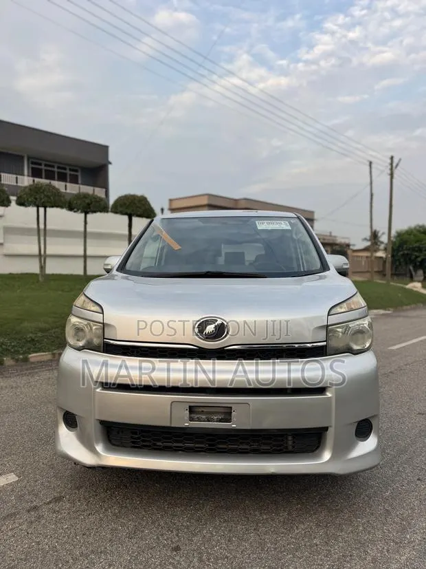 Toyota Voxy V 2WD 8-Seater 2013 Silver · Photo 1