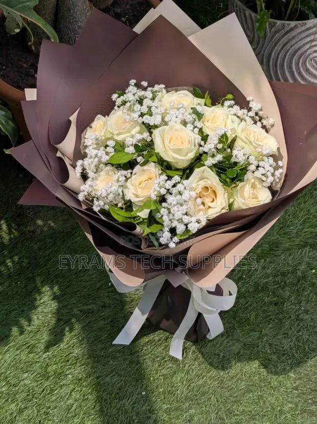 White Roses Bouquet · Photo 1