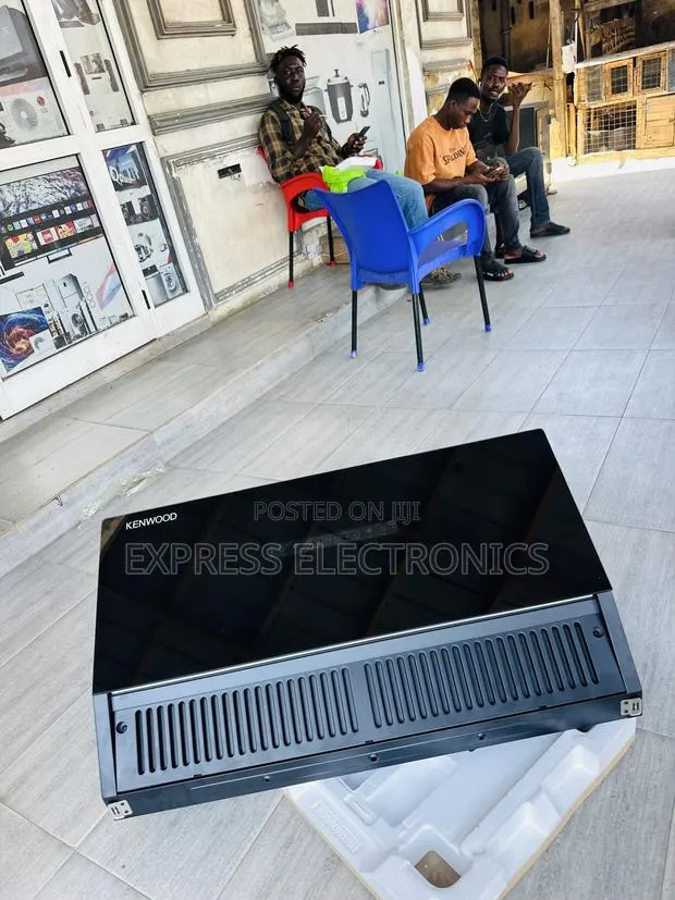 Place the New Kenwood 90cm Mirror Black Finish Extractor · Photo 1
