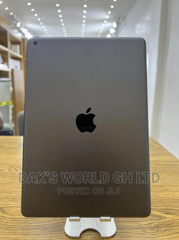Apple iPad 10.2 (2021) 64 GB Gray · Photo 1