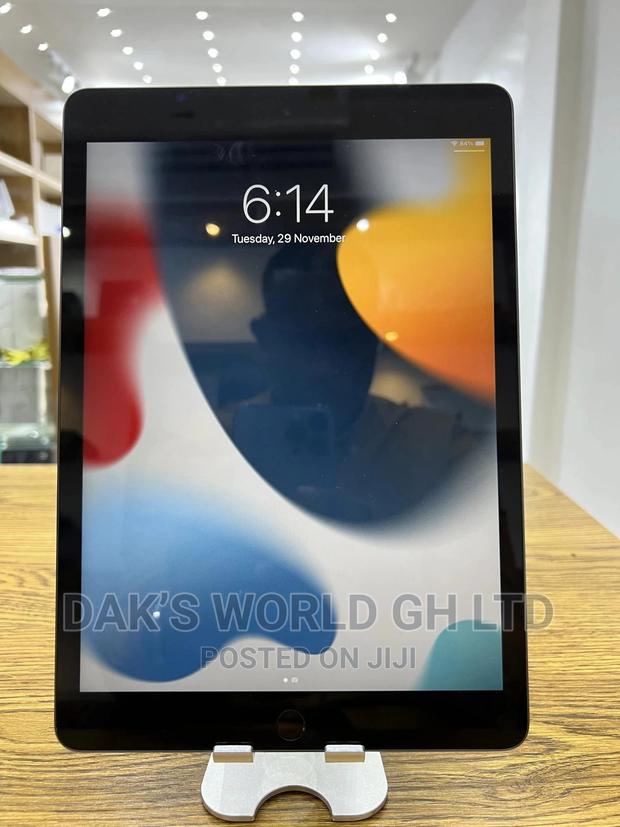 Apple iPad 10.2 (2021) 64 GB Gray · Photo 2