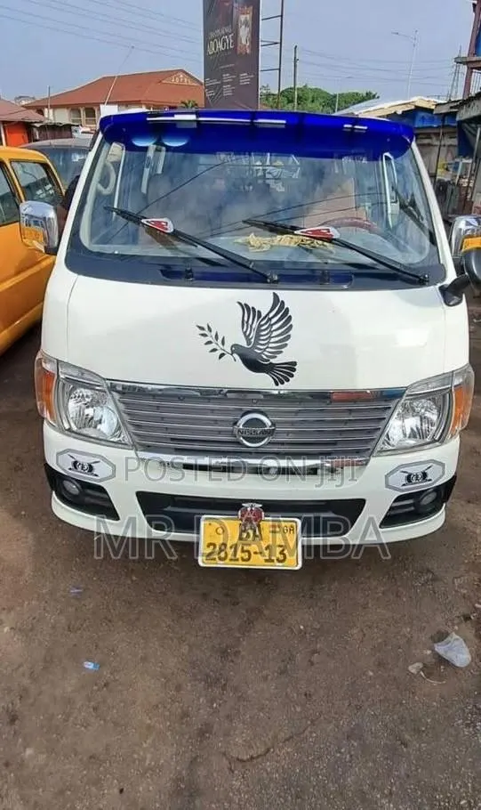 Nissan Caravan (Urvan) 2010 Silver · Photo 1