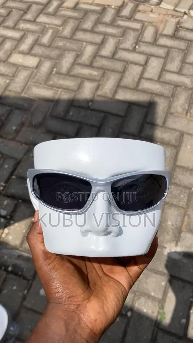 Grey Frame Sunglasses for Men · Photo 1