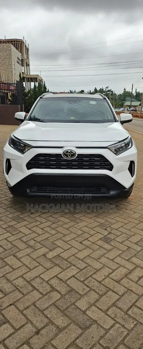 Toyota RAV4 XLE 2021 White · Photo 1