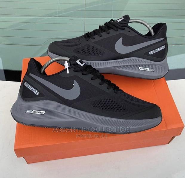 Nike Runner Sneaker · Photo 2
