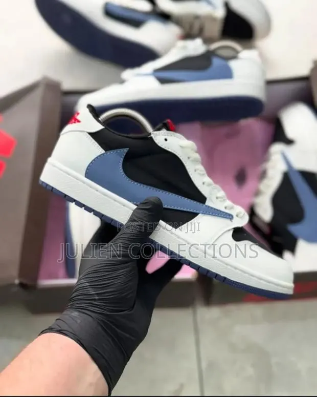 Jordan Retro 1 Low Travis White N Black Blue · Photo 1