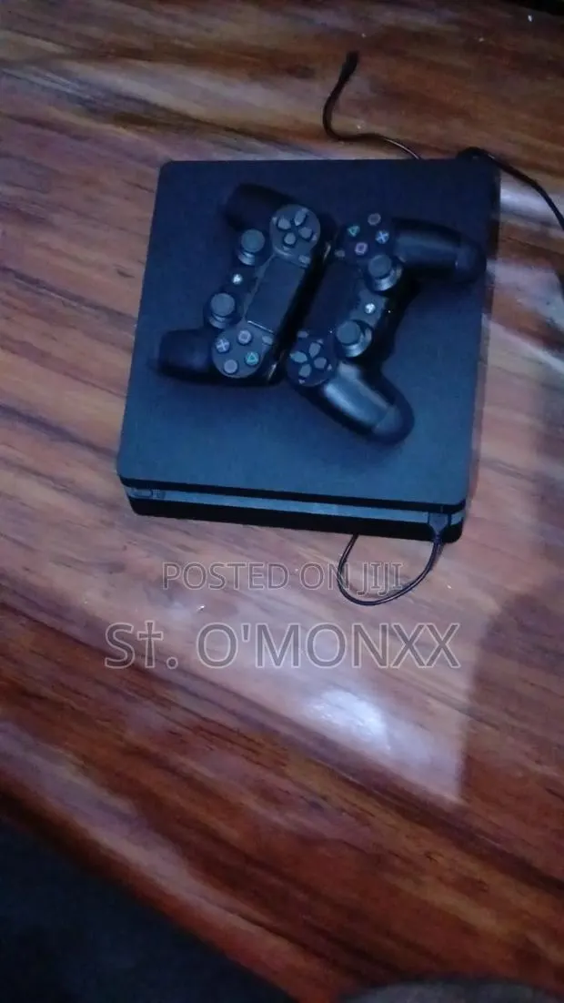 Ps4 Slim With Double Controllers · Photo 1