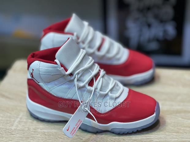 Air Jordan 11 Retro · Photo 2