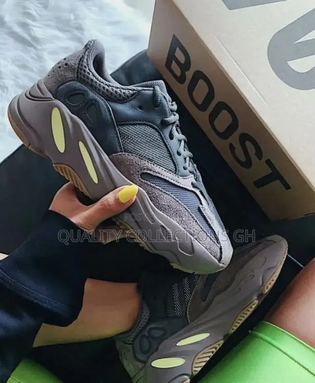 Adidas Yeezy Boost 700 Tan · Photo 1
