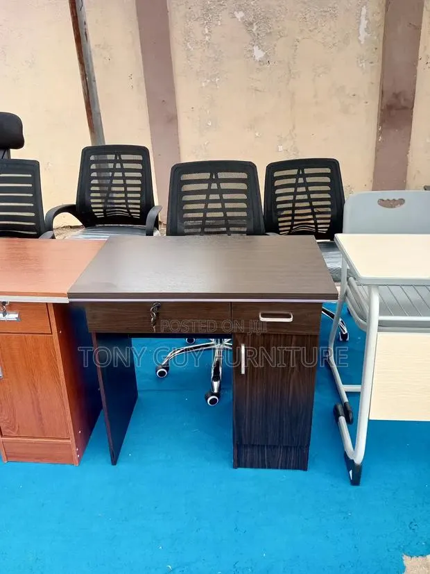 Computer Table and Chair · Photo 1