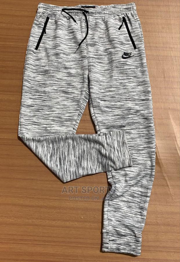 Nike Joggers · Photo 2