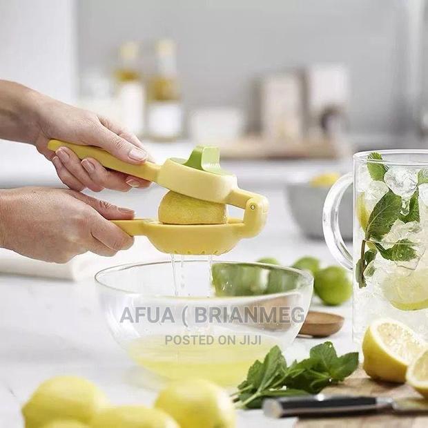 Plastic Citrus Squeezer · Photo 1