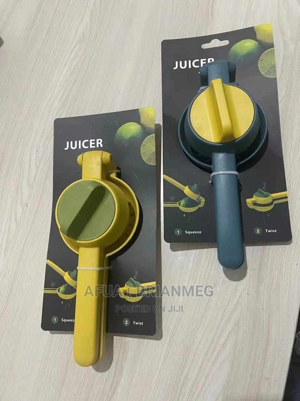 Plastic Citrus Squeezer · Photo 2