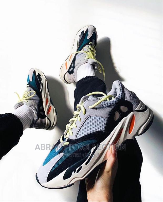 Yeezy Boost 700 · Photo 2