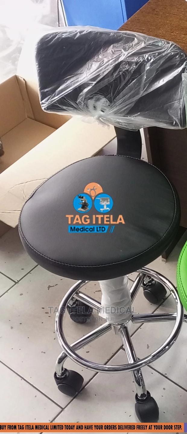 Theater Lab Stool (Metal Backrest) · Photo 1
