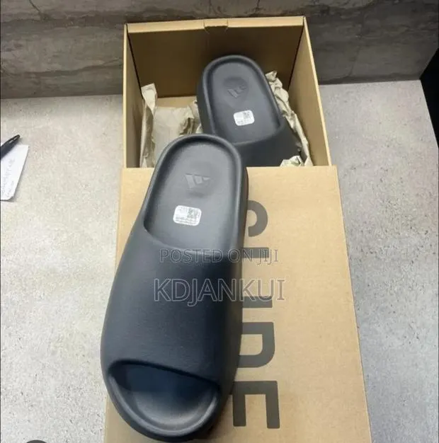 Yeezy Slides · Photo 3