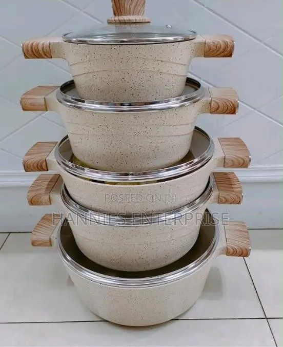 Non-Stick Cooking Pots With Wood · Photo 1