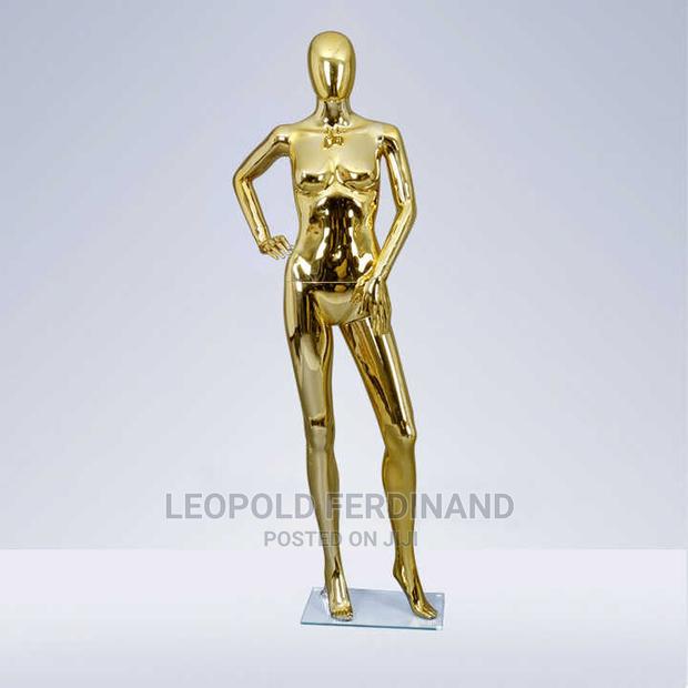 Gold Female Mannequins · Photo 2