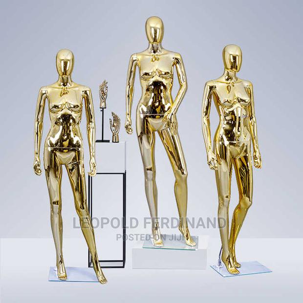 Gold Female Mannequins · Photo 3