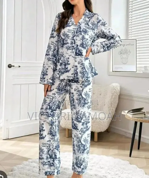 A Blue- And-White Toile De Jouy Print Pajama Set. · Photo 1