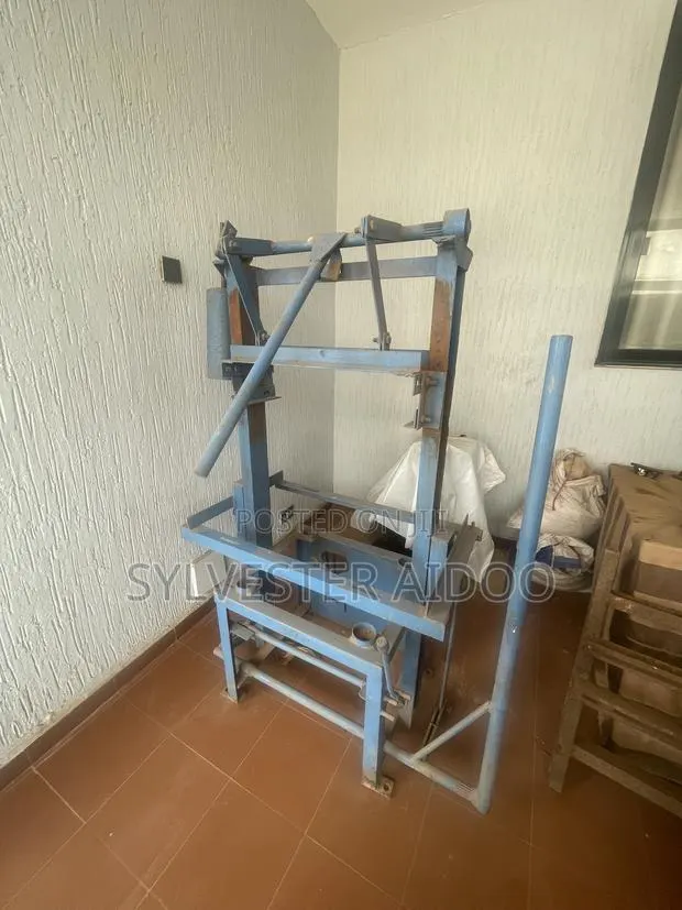 Blocks Making Machine With Diesel Engine · Photo 1