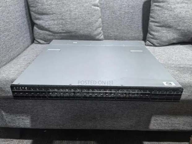 HPE Mellanox SN2410M Switch, 48x25GbE SFP28/8x100GbE QSFP28/Rackmount · Photo 1
