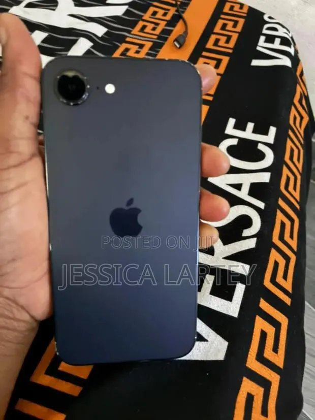 Apple iPhone 16e 128 GB Black · Photo 1