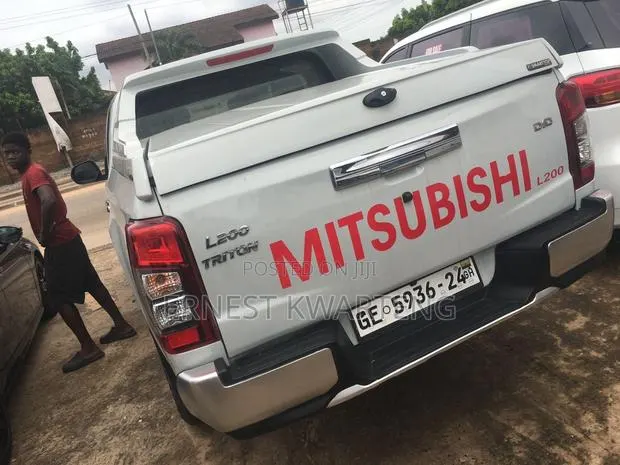 Mitsubishi L200 2023 White · Photo 1